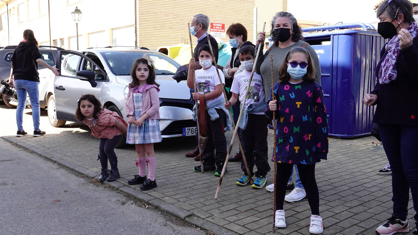 Una tractorada por el futuro de la ganadería y la agricultura en la comarca oriental de Asturias, convocada por la Asociación de Ganaderos y Agricultores del oriente de Asturias (Ganagri), recorrió este mediodía los 3,5 km que separan Suarías de Panes, capital de Peñamellera Baja por la carretera la carretera N-621