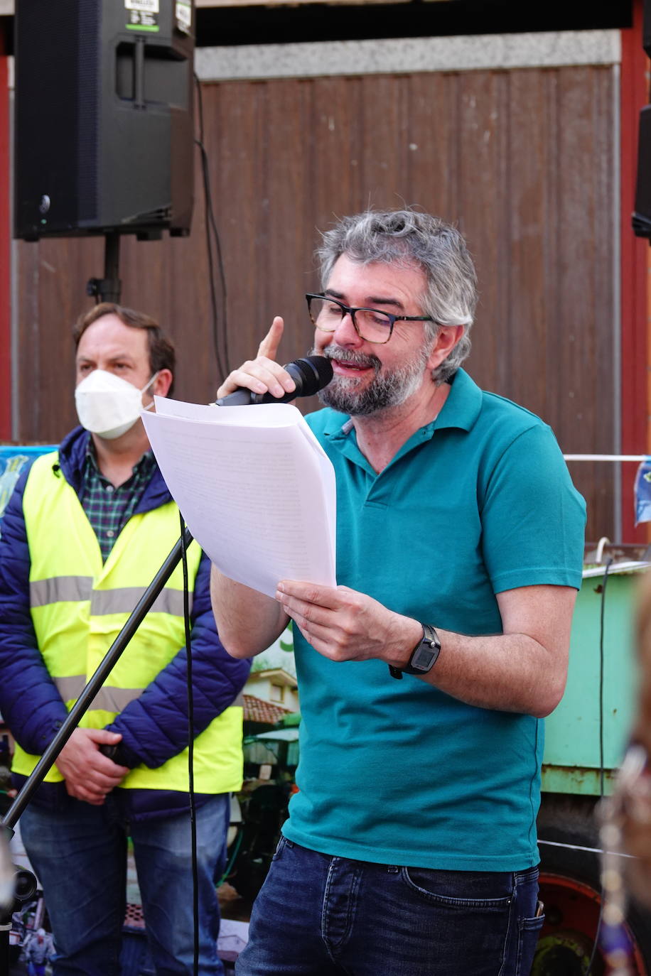 Una tractorada por el futuro de la ganadería y la agricultura en la comarca oriental de Asturias, convocada por la Asociación de Ganaderos y Agricultores del oriente de Asturias (Ganagri), recorrió este mediodía los 3,5 km que separan Suarías de Panes, capital de Peñamellera Baja por la carretera la carretera N-621