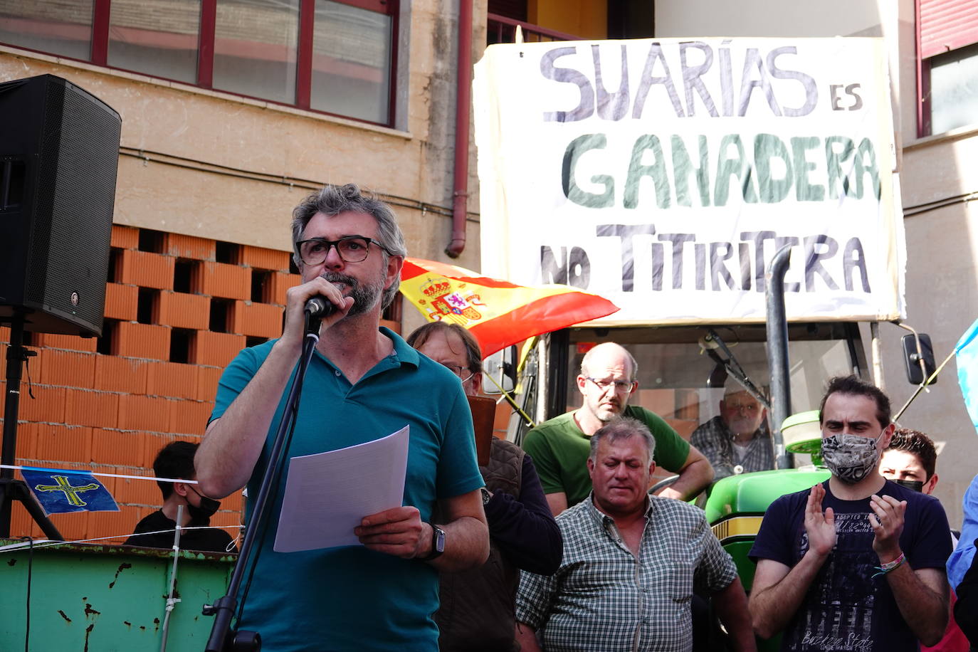 Una tractorada por el futuro de la ganadería y la agricultura en la comarca oriental de Asturias, convocada por la Asociación de Ganaderos y Agricultores del oriente de Asturias (Ganagri), recorrió este mediodía los 3,5 km que separan Suarías de Panes, capital de Peñamellera Baja por la carretera la carretera N-621