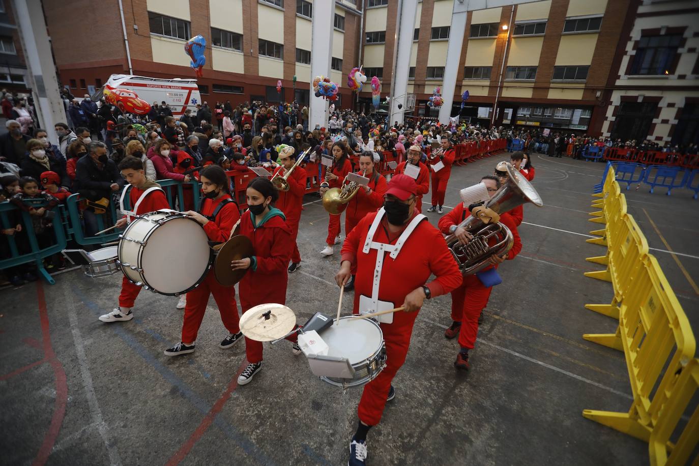 Variedad, ritmo, color... Todo un conjunto festivo que invitó a los vecinos de Mieres a celebrar al más puro antroxeru su Carnaval.