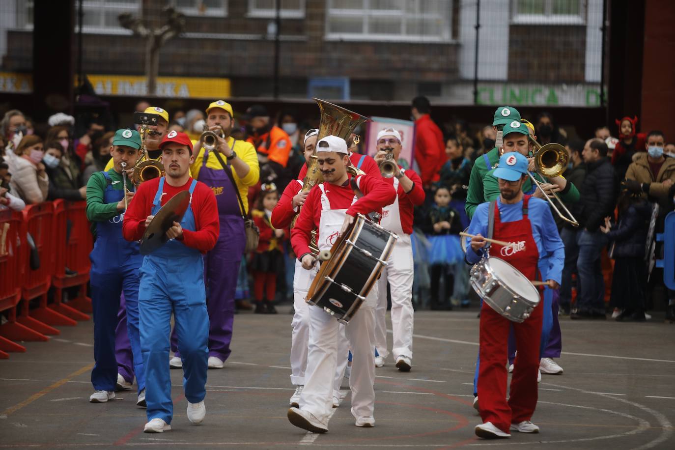 Variedad, ritmo, color... Todo un conjunto festivo que invitó a los vecinos de Mieres a celebrar al más puro antroxeru su Carnaval.