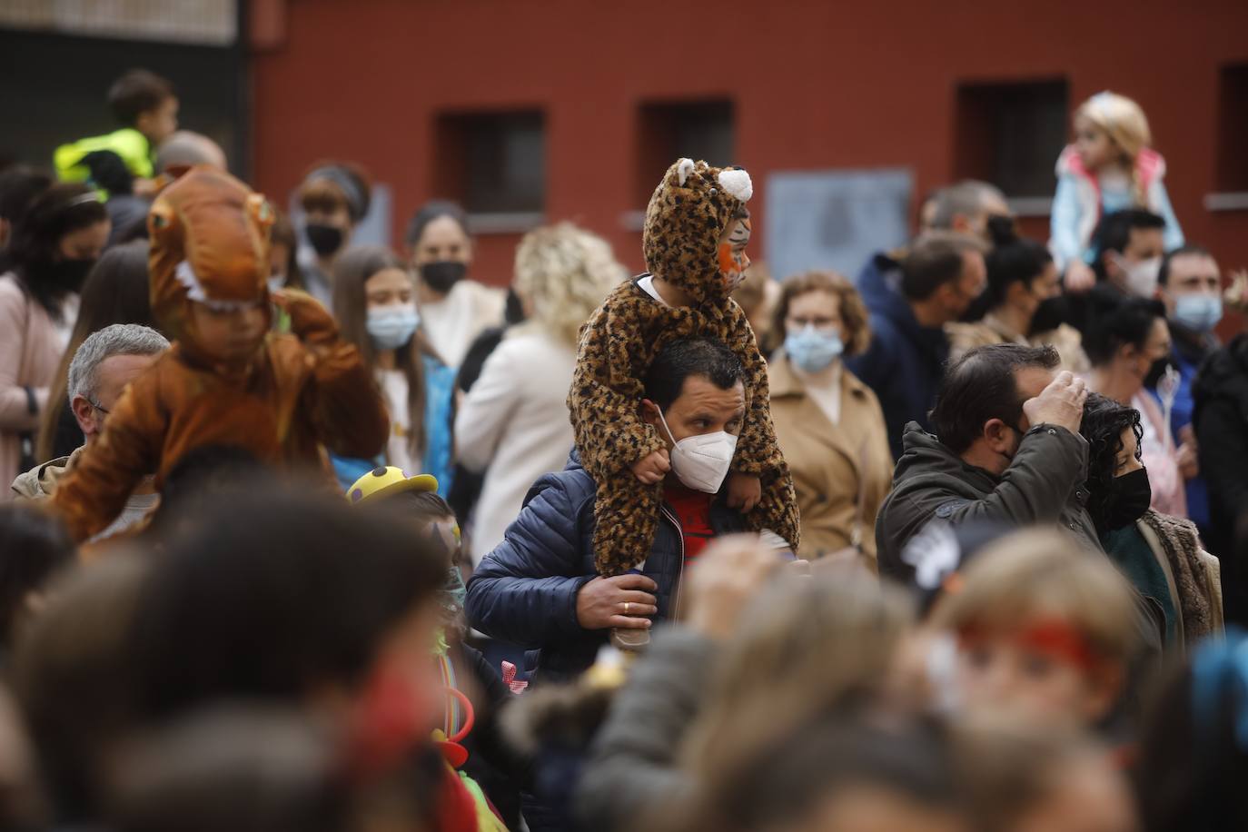 Variedad, ritmo, color... Todo un conjunto festivo que invitó a los vecinos de Mieres a celebrar al más puro antroxeru su Carnaval.