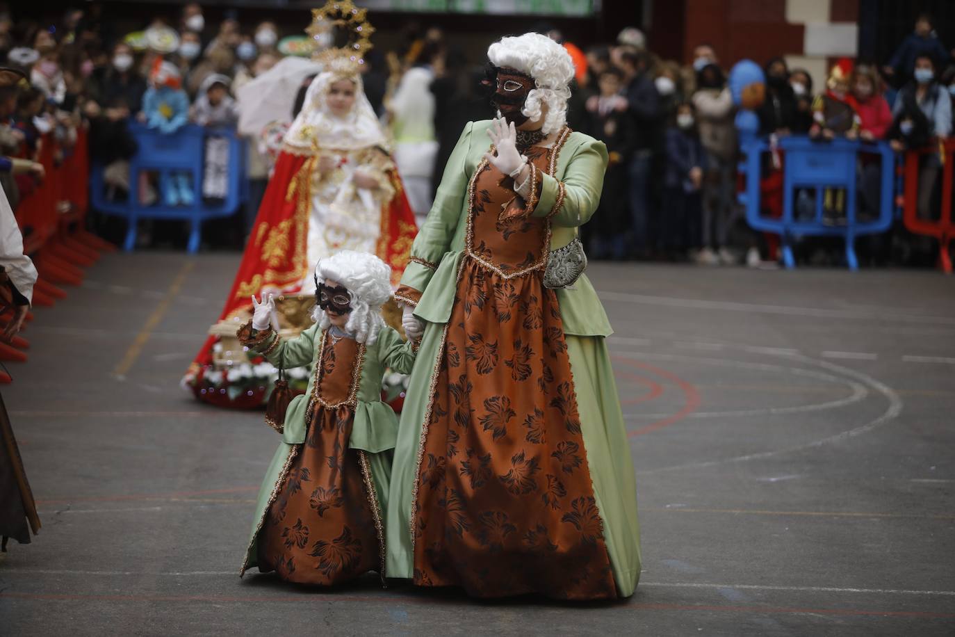 Variedad, ritmo, color... Todo un conjunto festivo que invitó a los vecinos de Mieres a celebrar al más puro antroxeru su Carnaval.