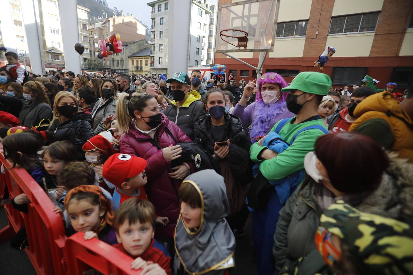 Variedad, ritmo, color... Todo un conjunto festivo que invitó a los vecinos de Mieres a celebrar al más puro antroxeru su Carnaval.