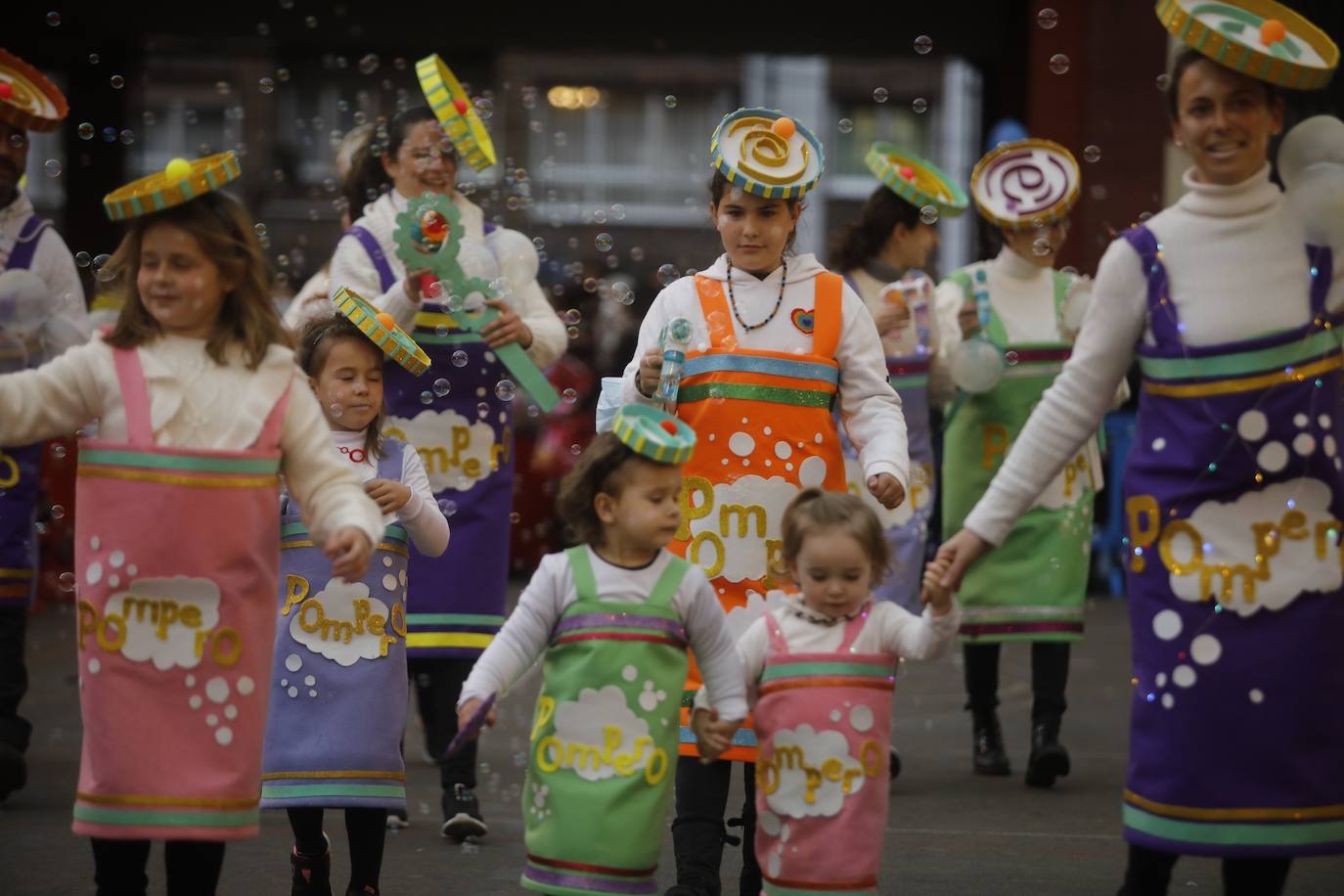 Variedad, ritmo, color... Todo un conjunto festivo que invitó a los vecinos de Mieres a celebrar al más puro antroxeru su Carnaval.