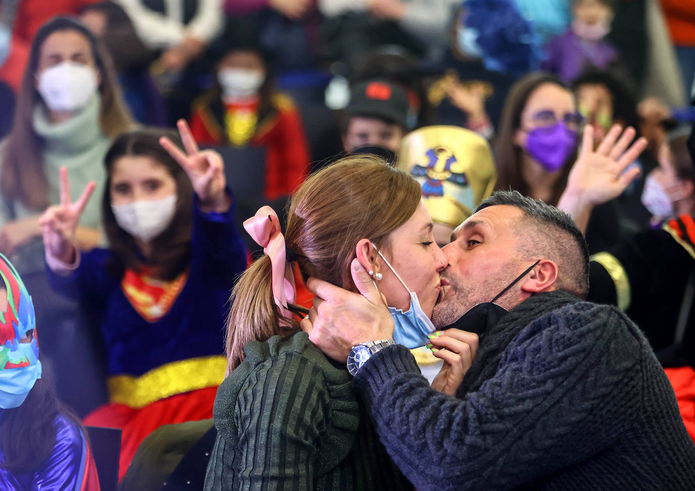 El Carnaval en Oviedo ha arrancado de la mano de los más pequeños en un Palacio de Exposiciones y Congresos repleto de personajes de Disney, Marvel y Star Wars, de animales, payasos, samuráis, dinosaurios y un sinfín de ideas originales que vistieron los niño. El jurado ha distinguido con el primer premio en la categoría por parejas a 'Maléfica y su cuervo' y en la individual a 'El búho de cartón' en la fiesta infantil. 