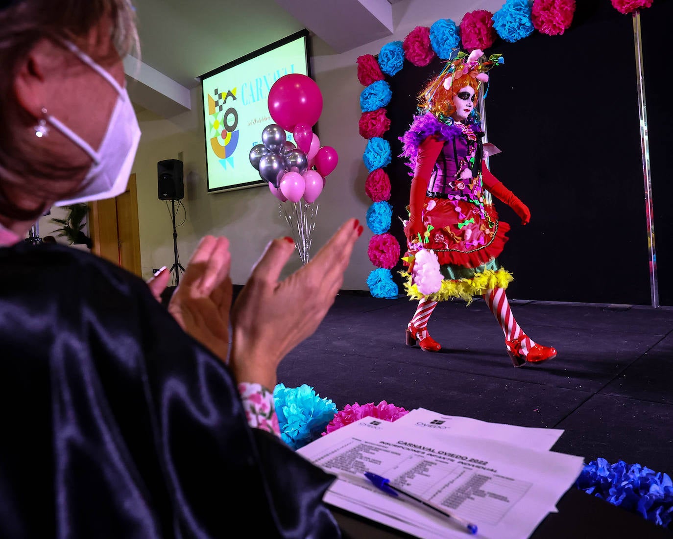 El Carnaval en Oviedo ha arrancado de la mano de los más pequeños en un Palacio de Exposiciones y Congresos repleto de personajes de Disney, Marvel y Star Wars, de animales, payasos, samuráis, dinosaurios y un sinfín de ideas originales que vistieron los niño. El jurado ha distinguido con el primer premio en la categoría por parejas a 'Maléfica y su cuervo' y en la individual a 'El búho de cartón' en la fiesta infantil. 