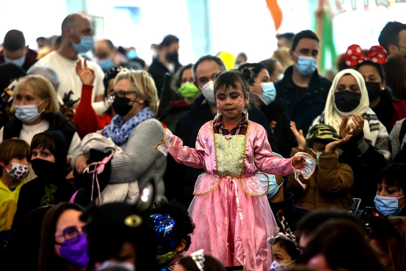 El Carnaval en Oviedo ha arrancado de la mano de los más pequeños en un Palacio de Exposiciones y Congresos repleto de personajes de Disney, Marvel y Star Wars, de animales, payasos, samuráis, dinosaurios y un sinfín de ideas originales que vistieron los niño. El jurado ha distinguido con el primer premio en la categoría por parejas a 'Maléfica y su cuervo' y en la individual a 'El búho de cartón' en la fiesta infantil. 