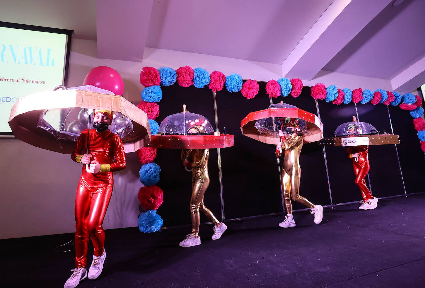 El Carnaval en Oviedo ha arrancado de la mano de los más pequeños en un Palacio de Exposiciones y Congresos repleto de personajes de Disney, Marvel y Star Wars, de animales, payasos, samuráis, dinosaurios y un sinfín de ideas originales que vistieron los niño. El jurado ha distinguido con el primer premio en la categoría por parejas a 'Maléfica y su cuervo' y en la individual a 'El búho de cartón' en la fiesta infantil. 