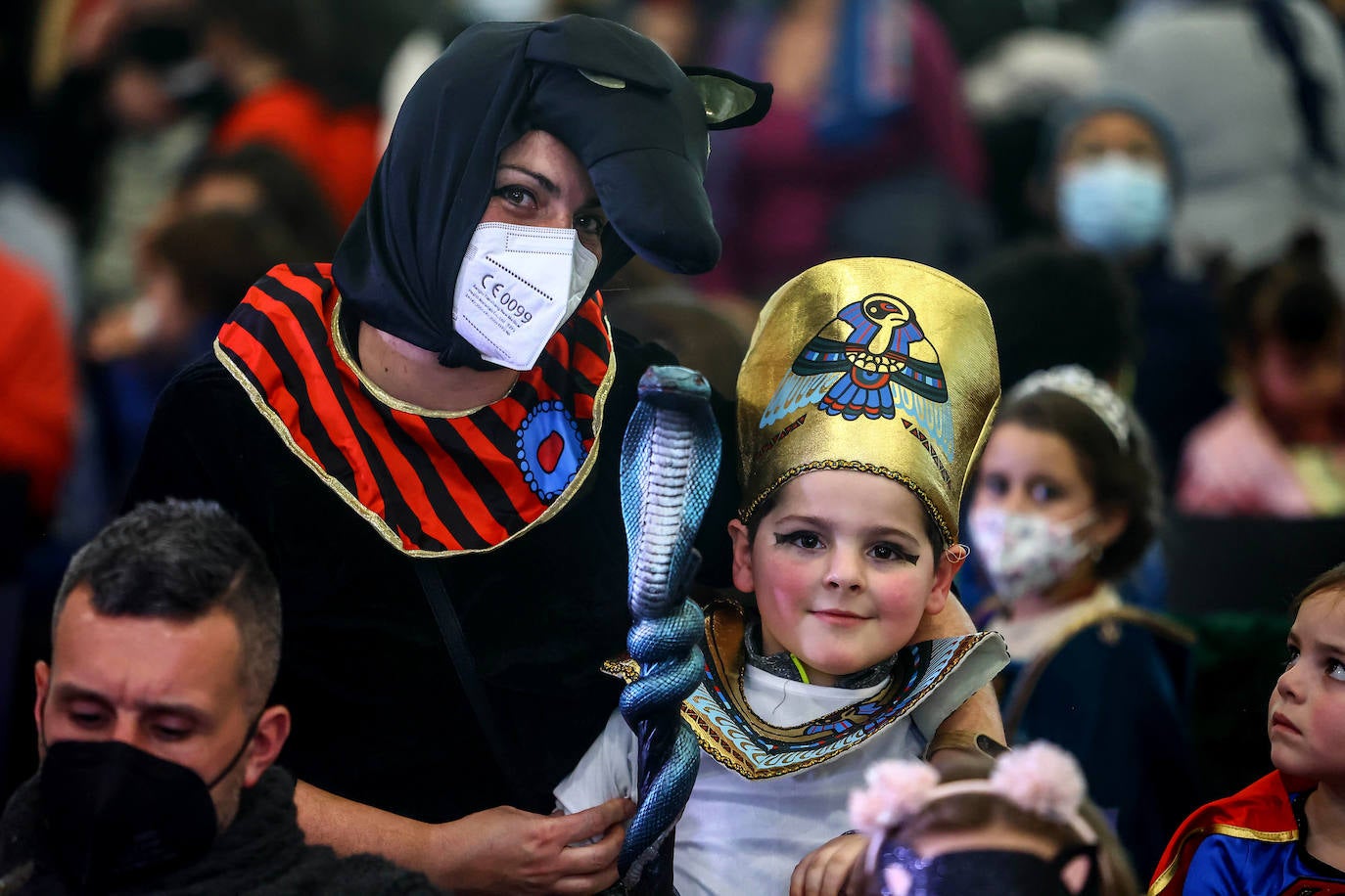 El Carnaval en Oviedo ha arrancado de la mano de los más pequeños en un Palacio de Exposiciones y Congresos repleto de personajes de Disney, Marvel y Star Wars, de animales, payasos, samuráis, dinosaurios y un sinfín de ideas originales que vistieron los niño. El jurado ha distinguido con el primer premio en la categoría por parejas a 'Maléfica y su cuervo' y en la individual a 'El búho de cartón' en la fiesta infantil. 