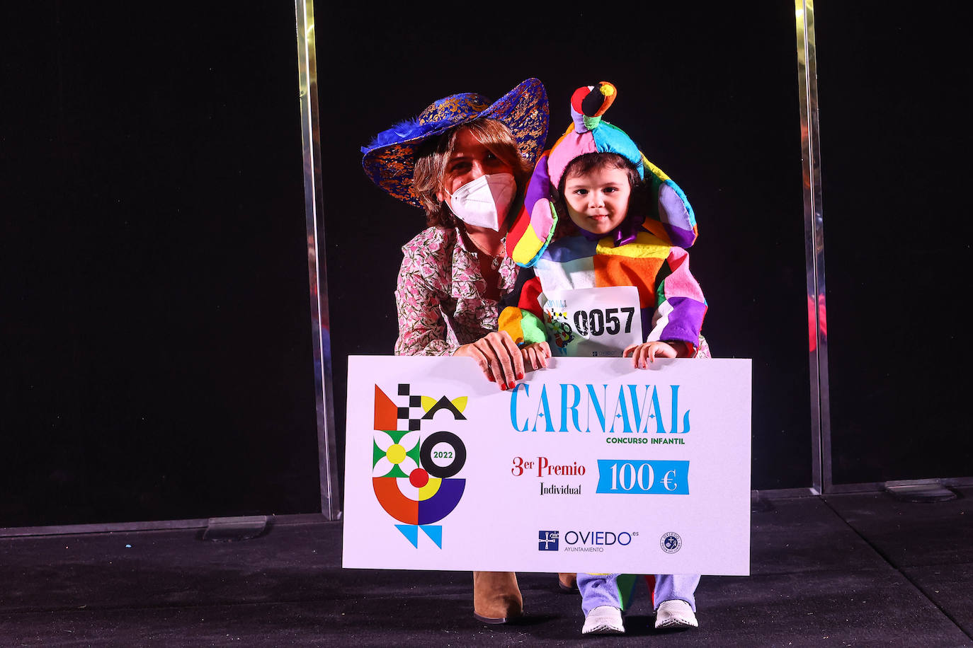 El Carnaval en Oviedo ha arrancado de la mano de los más pequeños en un Palacio de Exposiciones y Congresos repleto de personajes de Disney, Marvel y Star Wars, de animales, payasos, samuráis, dinosaurios y un sinfín de ideas originales que vistieron los niño. El jurado ha distinguido con el primer premio en la categoría por parejas a 'Maléfica y su cuervo' y en la individual a 'El búho de cartón' en la fiesta infantil. 