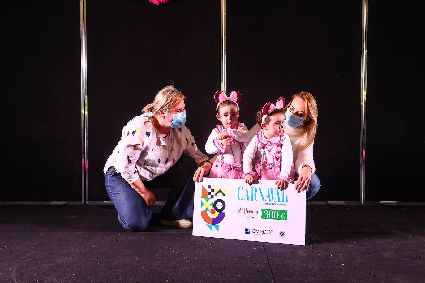 El Carnaval en Oviedo ha arrancado de la mano de los más pequeños en un Palacio de Exposiciones y Congresos repleto de personajes de Disney, Marvel y Star Wars, de animales, payasos, samuráis, dinosaurios y un sinfín de ideas originales que vistieron los niño. El jurado ha distinguido con el primer premio en la categoría por parejas a 'Maléfica y su cuervo' y en la individual a 'El búho de cartón' en la fiesta infantil. 