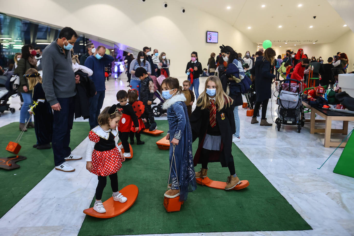 El Carnaval en Oviedo ha arrancado de la mano de los más pequeños en un Palacio de Exposiciones y Congresos repleto de personajes de Disney, Marvel y Star Wars, de animales, payasos, samuráis, dinosaurios y un sinfín de ideas originales que vistieron los niño. El jurado ha distinguido con el primer premio en la categoría por parejas a 'Maléfica y su cuervo' y en la individual a 'El búho de cartón' en la fiesta infantil. 