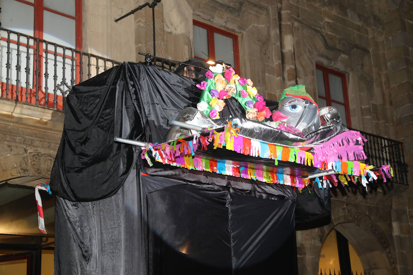 «Hasta el cielo llora su pérdida». Lo dijo su inseparable Conchi en la despedida al auténtico icono del Antroxu gijonés. Con su muerte y su entierro se ponía punto y final a cinco intensos días festivos donde las calles de Gijón se llenaron de carnaval. Porque había ganas tras un año de parón pandémico. Y ya quedan ganas para empezar a preparar el Antroxu 2023.