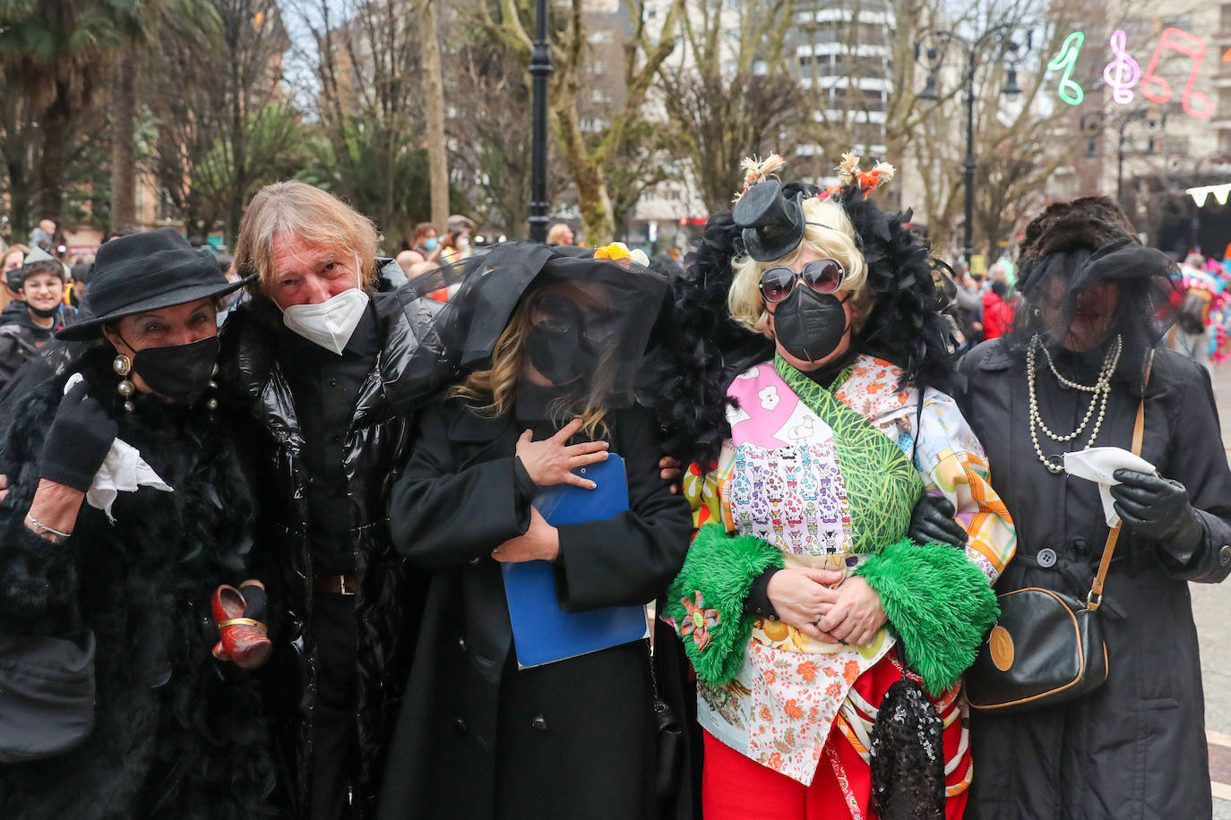 «Hasta el cielo llora su pérdida». Lo dijo su inseparable Conchi en la despedida al auténtico icono del Antroxu gijonés. Con su muerte y su entierro se ponía punto y final a cinco intensos días festivos donde las calles de Gijón se llenaron de carnaval. Porque había ganas tras un año de parón pandémico. Y ya quedan ganas para empezar a preparar el Antroxu 2023.