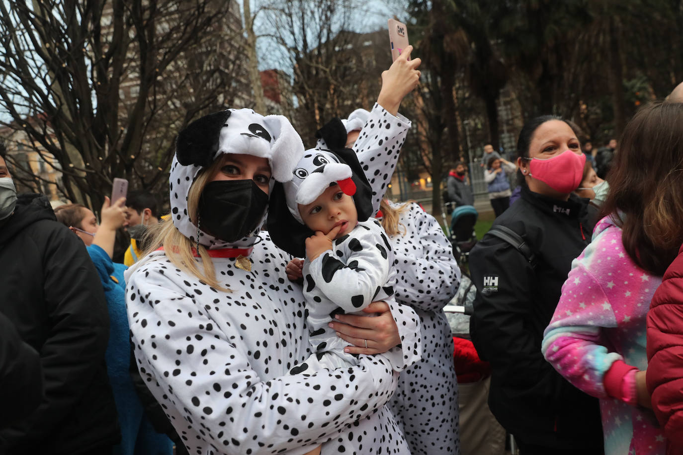 «Hasta el cielo llora su pérdida». Lo dijo su inseparable Conchi en la despedida al auténtico icono del Antroxu gijonés. Con su muerte y su entierro se ponía punto y final a cinco intensos días festivos donde las calles de Gijón se llenaron de carnaval. Porque había ganas tras un año de parón pandémico. Y ya quedan ganas para empezar a preparar el Antroxu 2023.