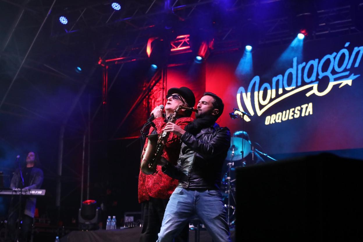 Javier Gurruchaga con su Orquesta Mondragón, ayer en El Parche. 