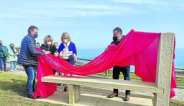 Jorge Suárez, Lidia Clara Rodríguez, Celia Fernández y Aurelio González destapan el banco en recuerdo a las víctimas de la pandemia inaugurado en Luanco. 