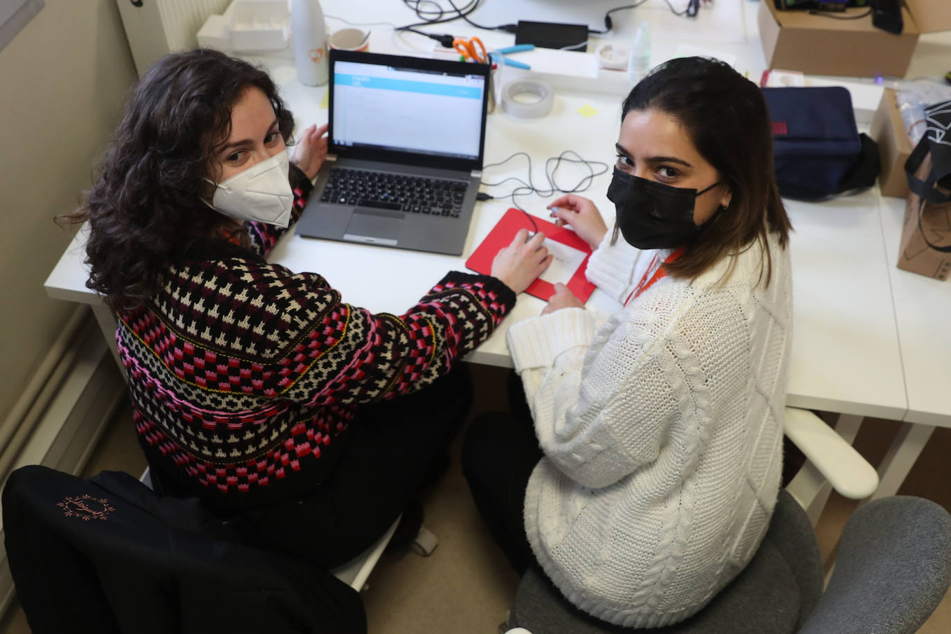 La cátedra MediaLab ha celebrado una jornada de puertas abiertas para presentar sus sensores de CO2 que avisa y monitoriza la calidad del aire, realizados por alumnos de futuros ingenieros. 