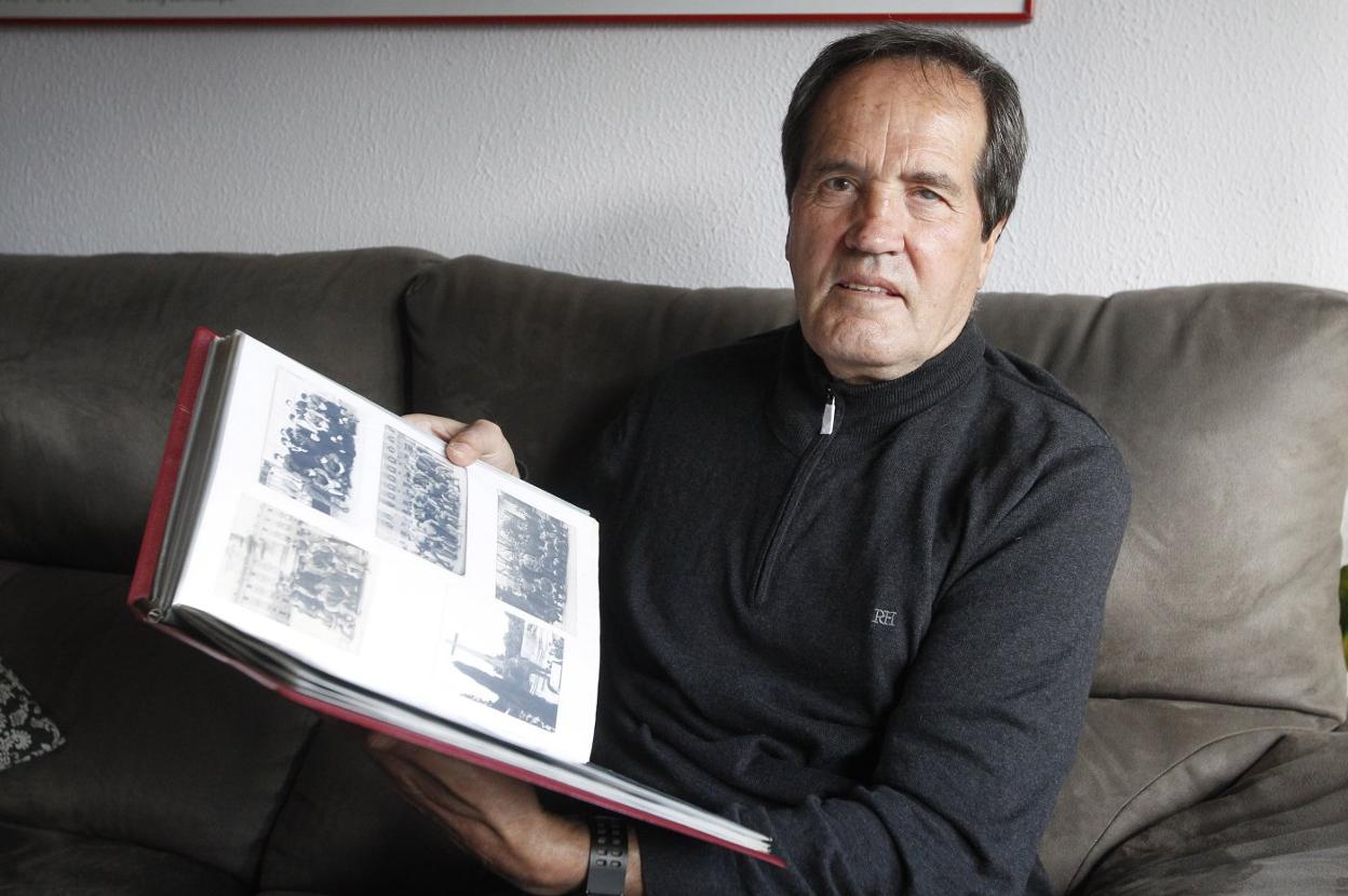 Agustín Molleda muestra fotografías de su paso por el orfanato leonés. 