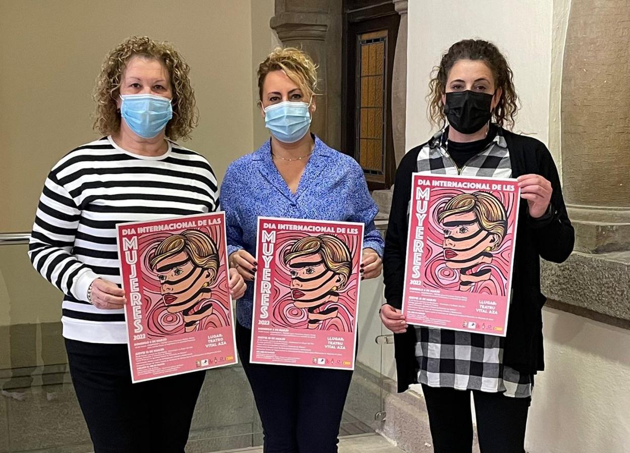 La ganadora del concurso, Ana María Vázquez; la alcaldesa de Lena, Gema Álvarez; y la edil de Mujer, Natalia Ahilagas. 