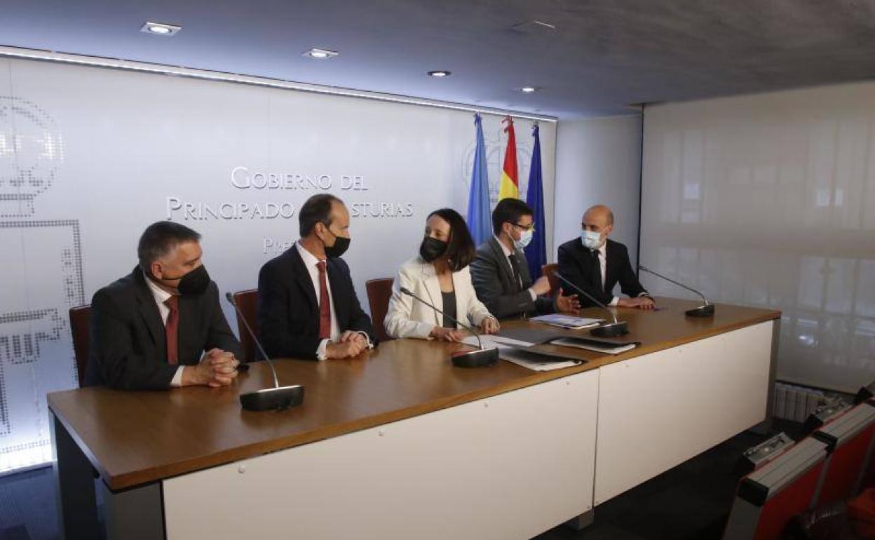 Ruperto Iglesias, Fernando Fernández-Kelly, Melania Álvarez, Enrique Fernández y Antonio Corripio durante la firma del convenio.