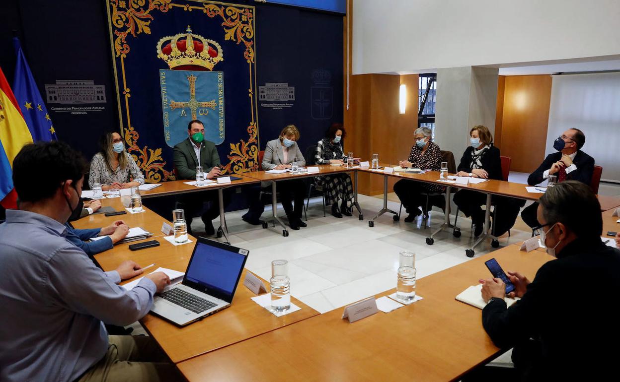 Representantes regionales en la reunión de la comisión de coordinación para la atención de personas refugiadas