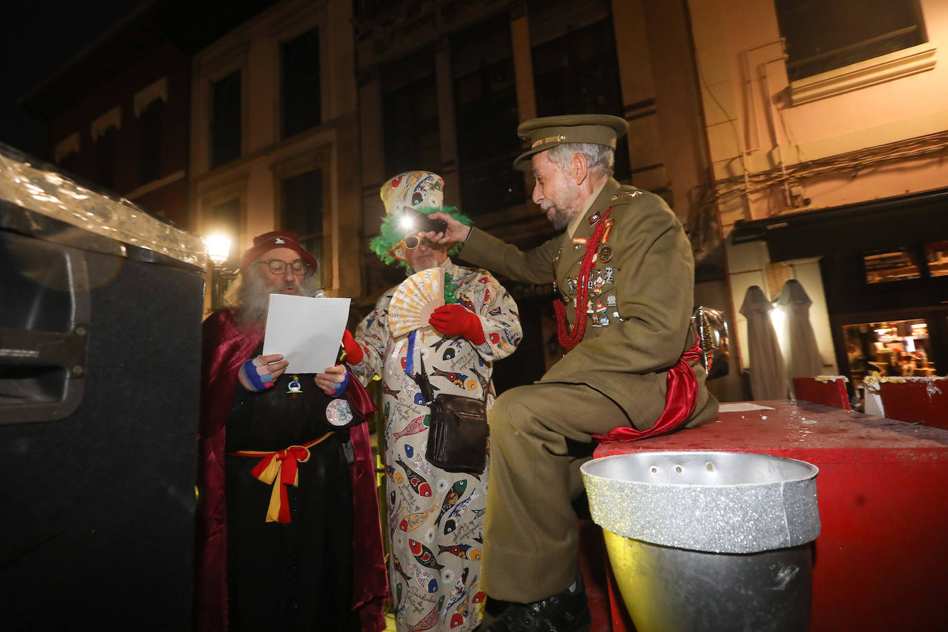 Un séquito de antroxos y plañideras procedió a finiquitar el Carnaval avilesino con el tradicional entierro y quema de la sardina.