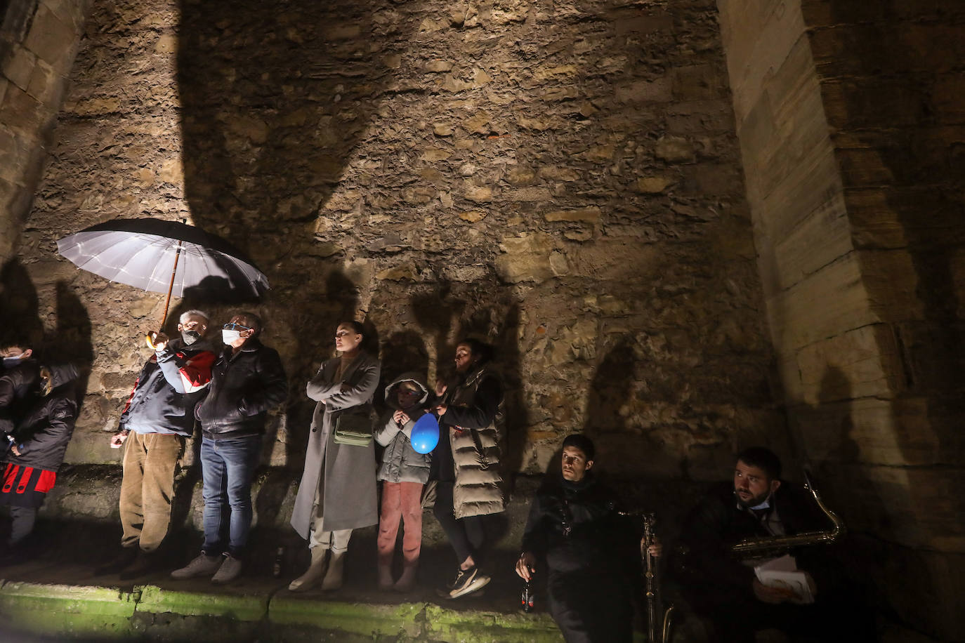 Un séquito de antroxos y plañideras procedió a finiquitar el Carnaval avilesino con el tradicional entierro y quema de la sardina.