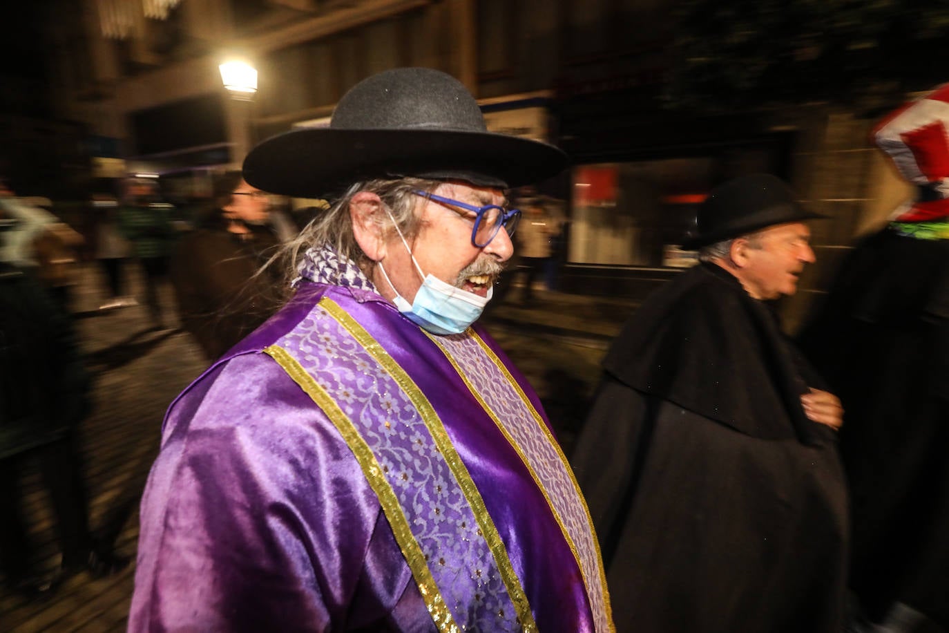 Un séquito de antroxos y plañideras procedió a finiquitar el Carnaval avilesino con el tradicional entierro y quema de la sardina.