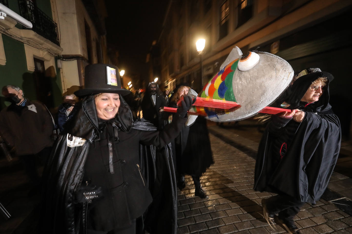 Un séquito de antroxos y plañideras procedió a finiquitar el Carnaval avilesino con el tradicional entierro y quema de la sardina.