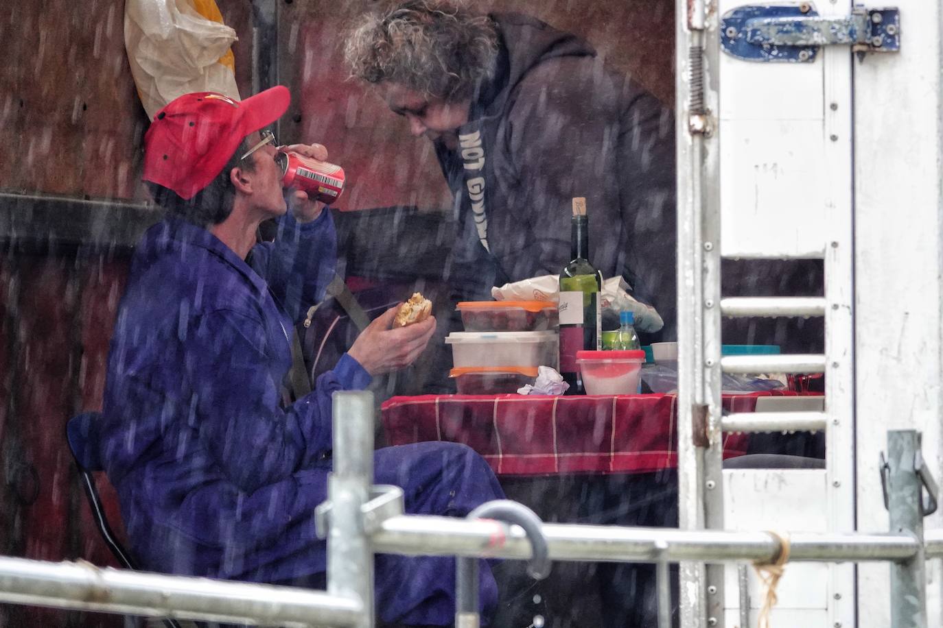 Lluvia, menos reses que ne otras ediciones y preocupación por los costes. Así ha sido la segunda Feria de Corao celebrada este año. Si bien los precios han repuntado ligeramente, el aumento ha sido tímido, de entre 20 y 50 euros según cifraron los profesionales. En este sentido, José Antonio García 'Toño el de Mestas' ha apuntado a una «una ligera subida», si bien ha lamentado que los precios «no acaban de arrancar»