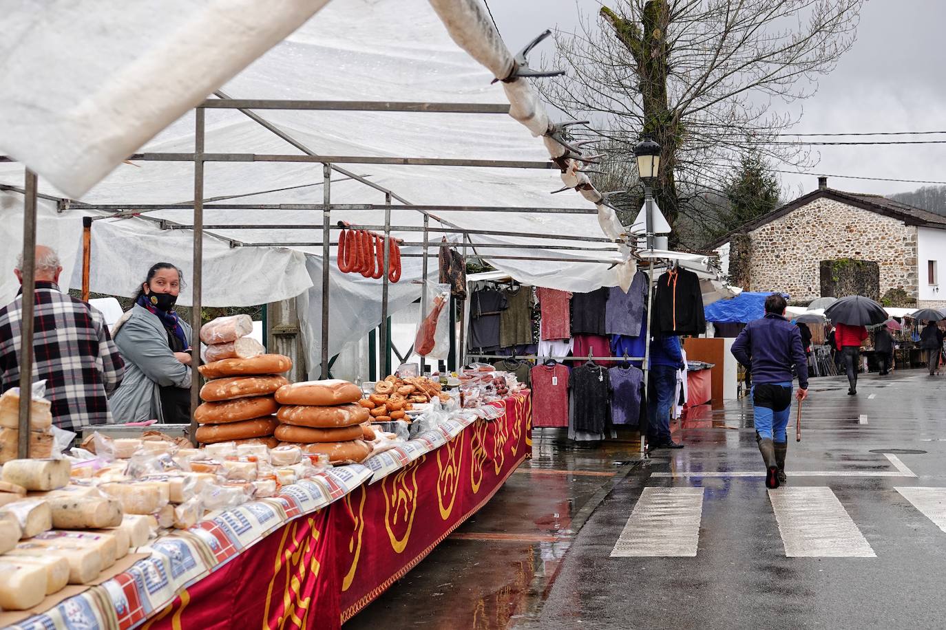 Lluvia, menos reses que ne otras ediciones y preocupación por los costes. Así ha sido la segunda Feria de Corao celebrada este año. Si bien los precios han repuntado ligeramente, el aumento ha sido tímido, de entre 20 y 50 euros según cifraron los profesionales. En este sentido, José Antonio García 'Toño el de Mestas' ha apuntado a una «una ligera subida», si bien ha lamentado que los precios «no acaban de arrancar»