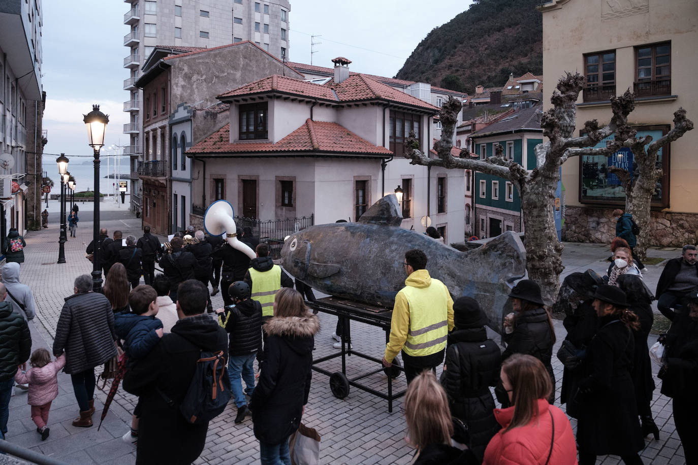 Los vecinos de Candás dieron su último adiós a la sardina con un cortejo fúnebre, música y hasta fuegos artificiales