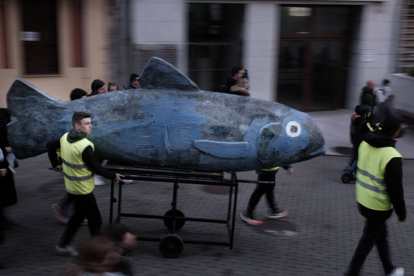 Los vecinos de Candás dieron su último adiós a la sardina con un cortejo fúnebre, música y hasta fuegos artificiales