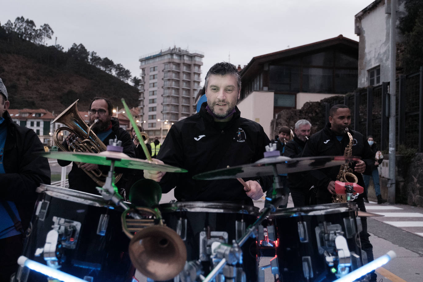 Los vecinos de Candás dieron su último adiós a la sardina con un cortejo fúnebre, música y hasta fuegos artificiales