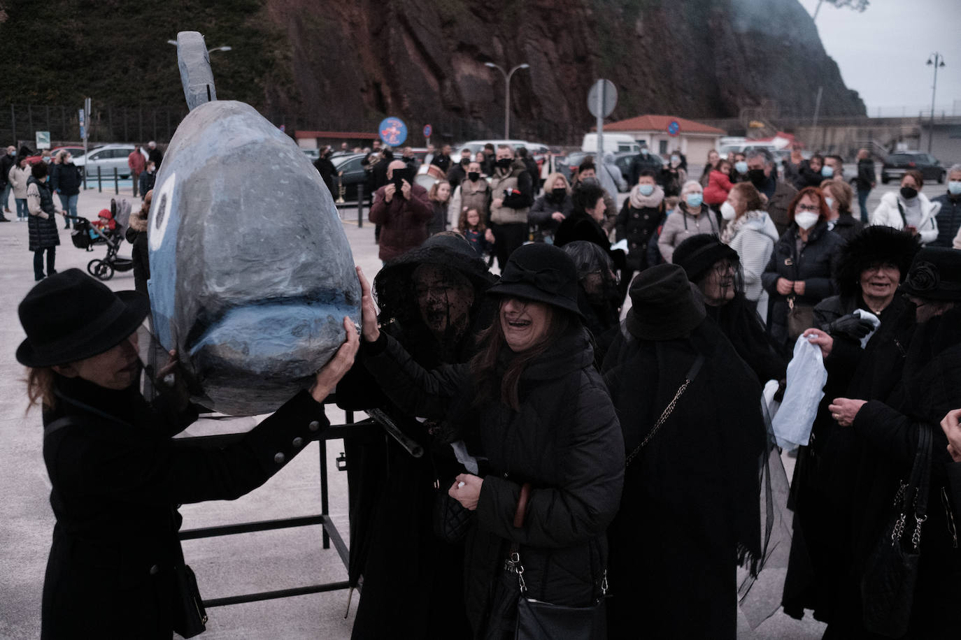 Los vecinos de Candás dieron su último adiós a la sardina con un cortejo fúnebre, música y hasta fuegos artificiales