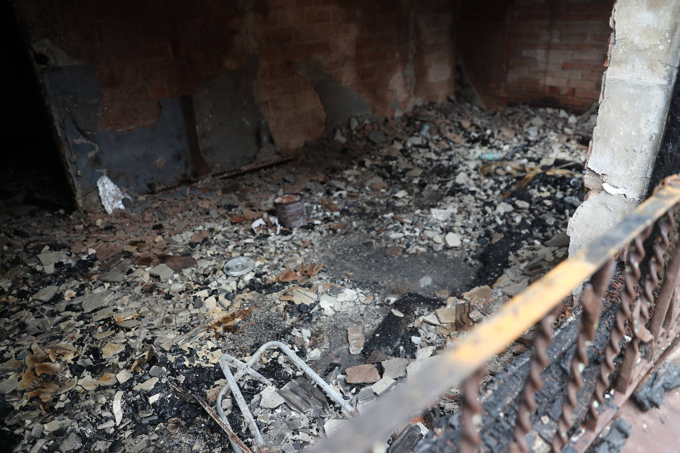 Casi tres horas necesitarion los bomberos de Gijón para sofocar un indencio que se detectó a las tres de la madrugada en un inmueble abandonado del barrio de Jove