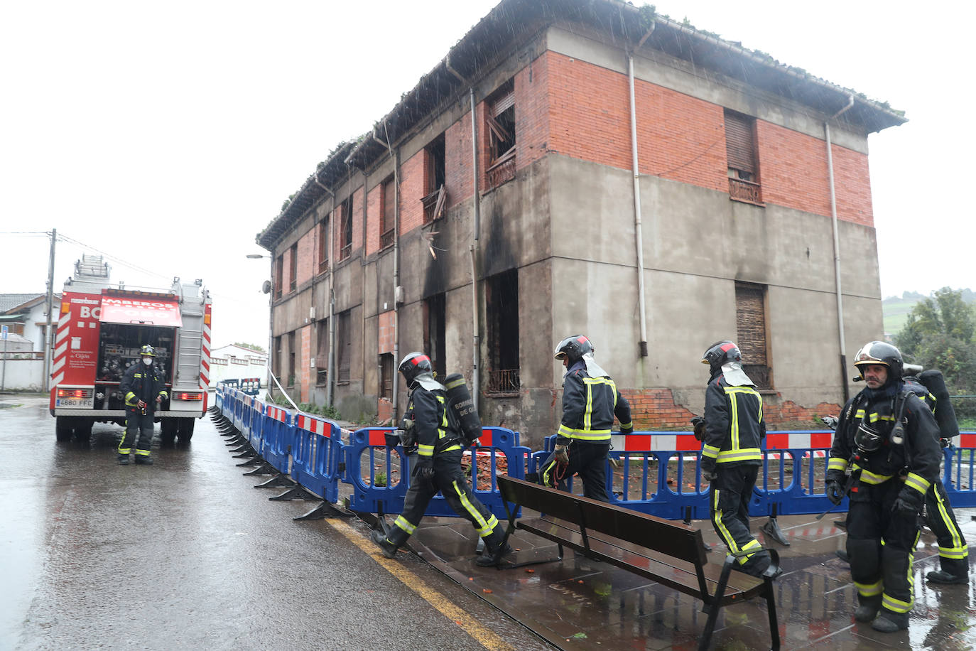 Casi tres horas necesitarion los bomberos de Gijón para sofocar un indencio que se detectó a las tres de la madrugada en un inmueble abandonado del barrio de Jove