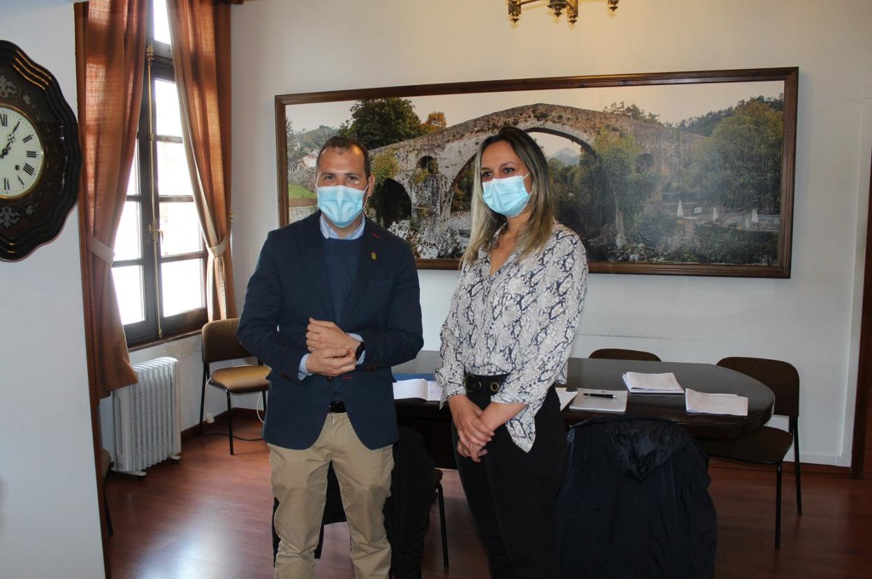 José Manuel González Castro y Rita Camblor, ayer en el Ayuntamiento de Cangas de Onís. 