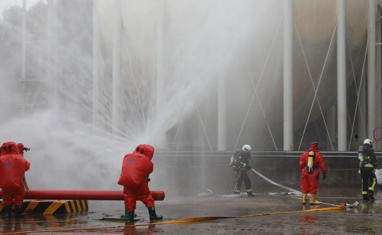 Los bomberos actúan en la planta. 