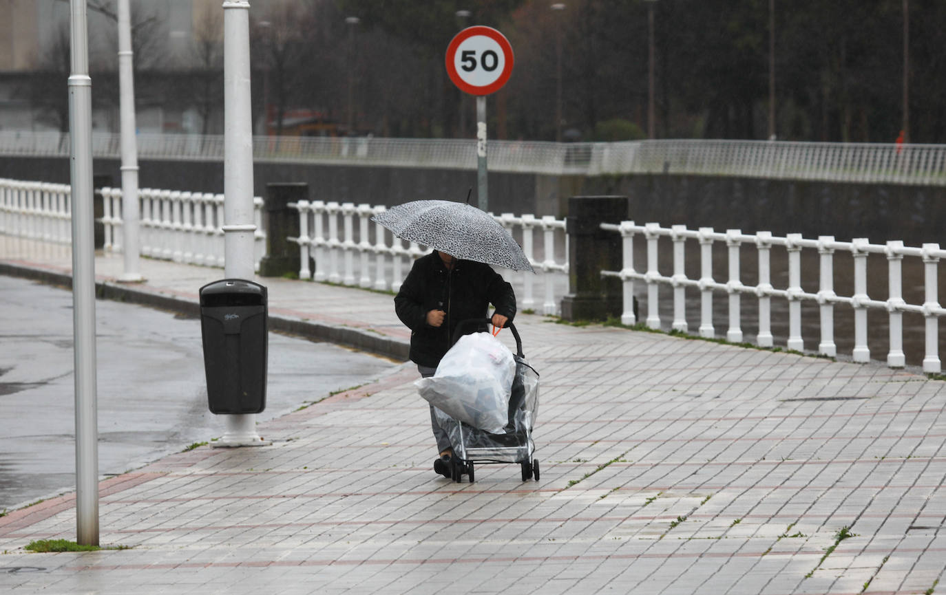Tal y como anunciaba el pronóstico, Gijón amaneció este jueves con una meteorología invernal, bajo fuertes lluvias y con una notable descenso de las temperaturas