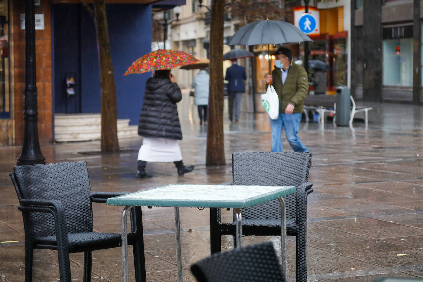 Tal y como anunciaba el pronóstico, Gijón amaneció este jueves con una meteorología invernal, bajo fuertes lluvias y con una notable descenso de las temperaturas