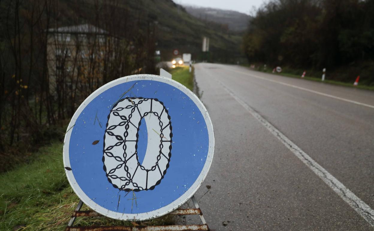 El frío y la nieve complican el tráfico en Asturias