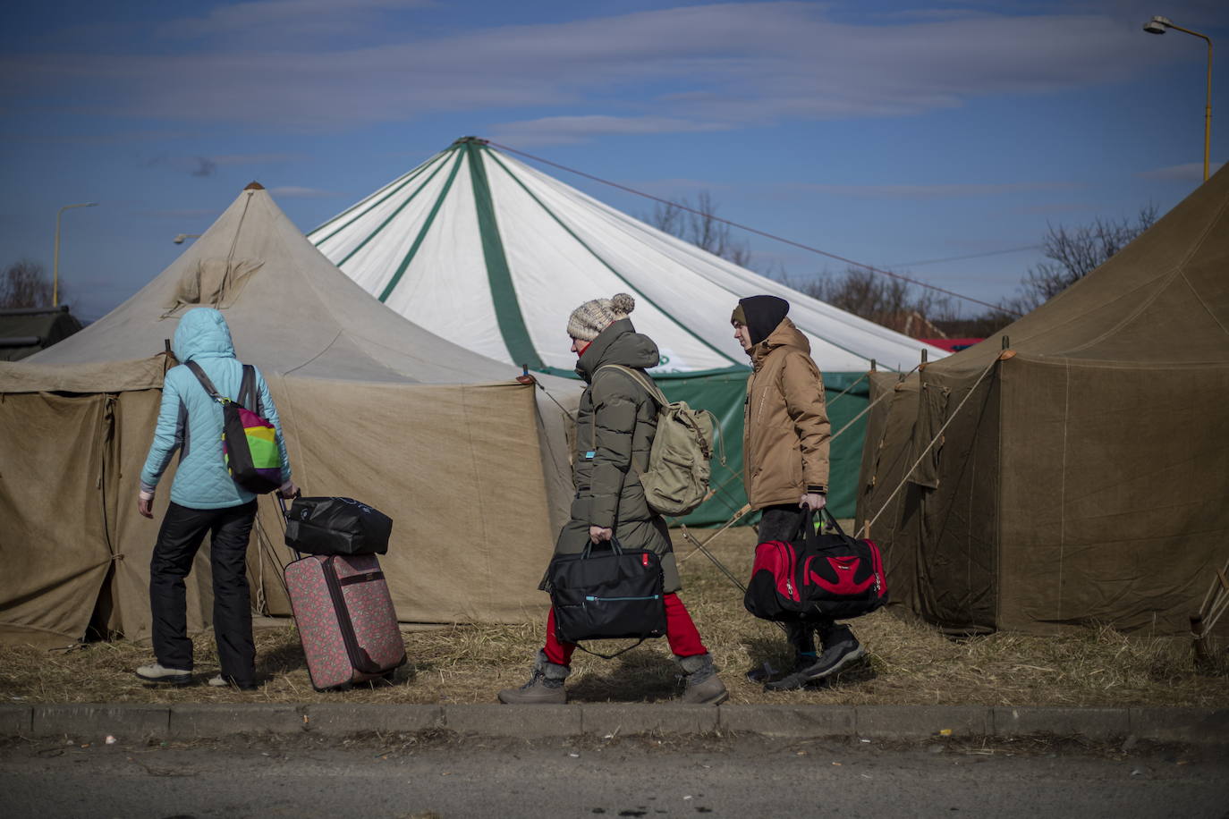 Más de 1,2 millones de ucranianos han atravesado ya las fronteras de su país para huir de la guerra, tras la invasión de Rusia, la mayoría hacia Polonia y Rumanía. Las agencias internacionales estiman que la cifra podría llegar a los cinco millones, en lo que ya se ha convertido en la mayor crisis de refugiados de este siglo.