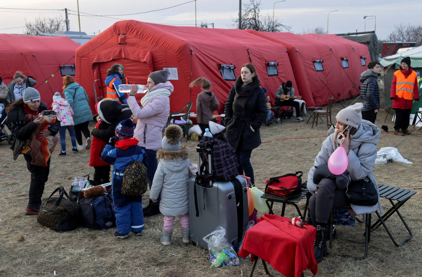 Más de 1,2 millones de ucranianos han atravesado ya las fronteras de su país para huir de la guerra, tras la invasión de Rusia, la mayoría hacia Polonia y Rumanía. Las agencias internacionales estiman que la cifra podría llegar a los cinco millones, en lo que ya se ha convertido en la mayor crisis de refugiados de este siglo.