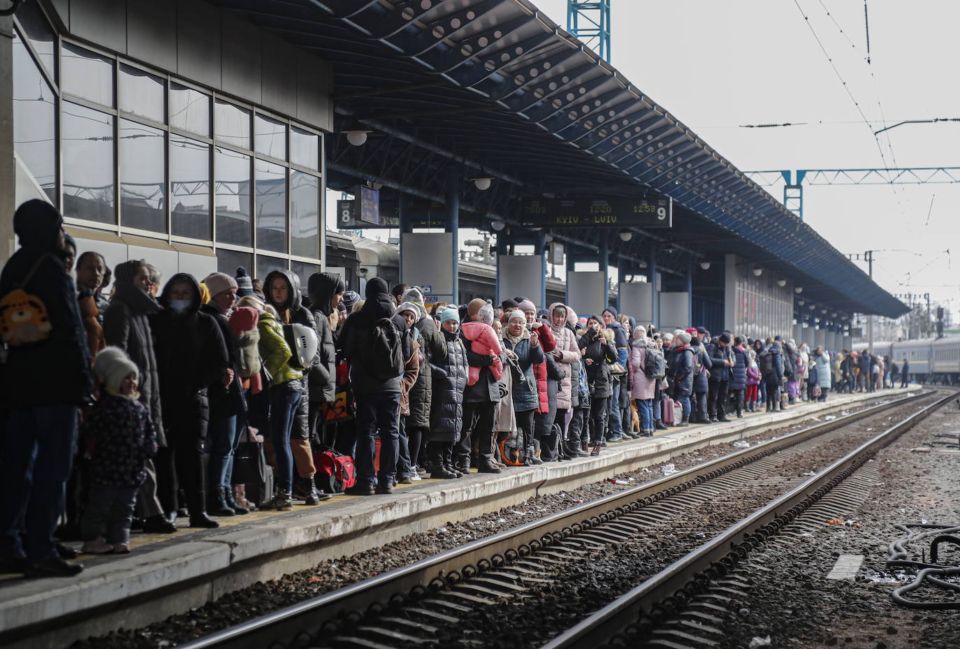 Más de 1,2 millones de ucranianos han atravesado ya las fronteras de su país para huir de la guerra, tras la invasión de Rusia, la mayoría hacia Polonia y Rumanía. Las agencias internacionales estiman que la cifra podría llegar a los cinco millones, en lo que ya se ha convertido en la mayor crisis de refugiados de este siglo.