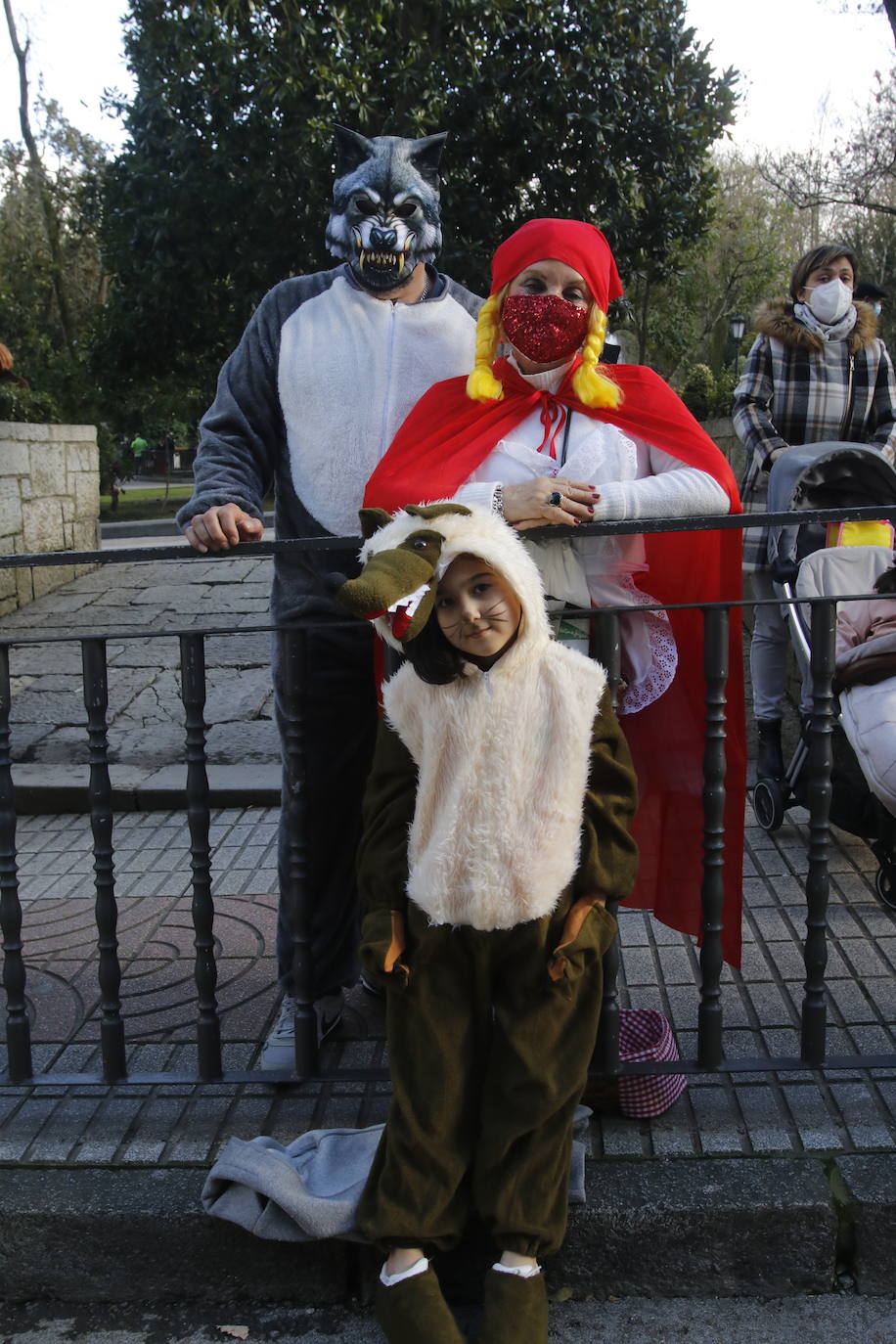 El Antroxu de Oviedo se ha vuelto a hacer de rogar pero, como todos los años, la espera ha merecido la pena. Las calles de la capital asturiana se han teñido de colores para recibir a superhéroes, villanos piratas, payasos, animales de todo tipo... un sinfín de originales disfraces que han hecho las delicias de pequeños y mayores que llevaban mucho tiempo esperando para celebrar un carnaval que la pandemia les arrebató 