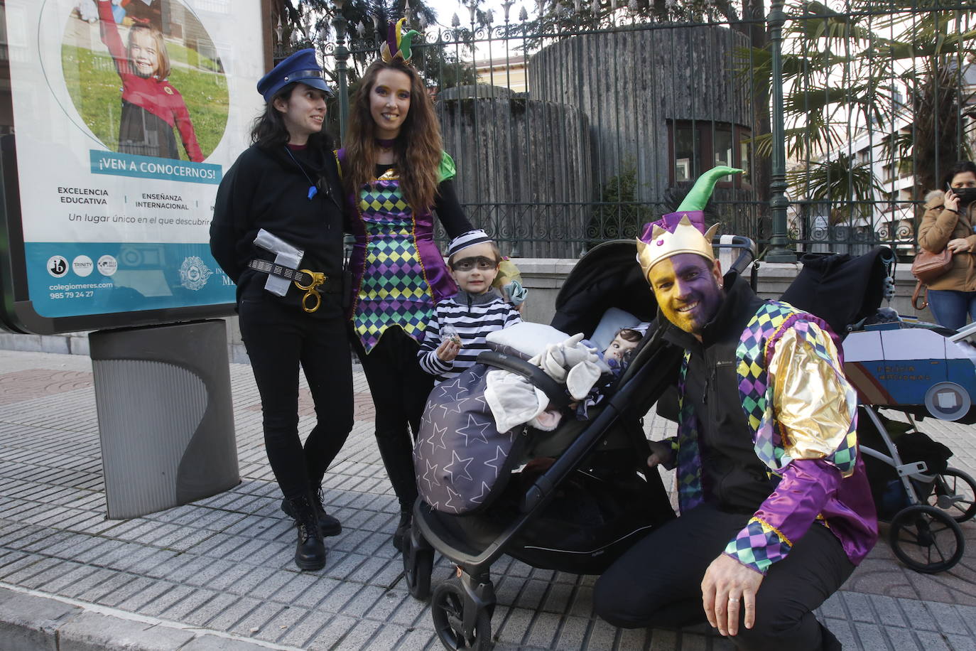 El Antroxu de Oviedo se ha vuelto a hacer de rogar pero, como todos los años, la espera ha merecido la pena. Las calles de la capital asturiana se han teñido de colores para recibir a superhéroes, villanos piratas, payasos, animales de todo tipo... un sinfín de originales disfraces que han hecho las delicias de pequeños y mayores que llevaban mucho tiempo esperando para celebrar un carnaval que la pandemia les arrebató 