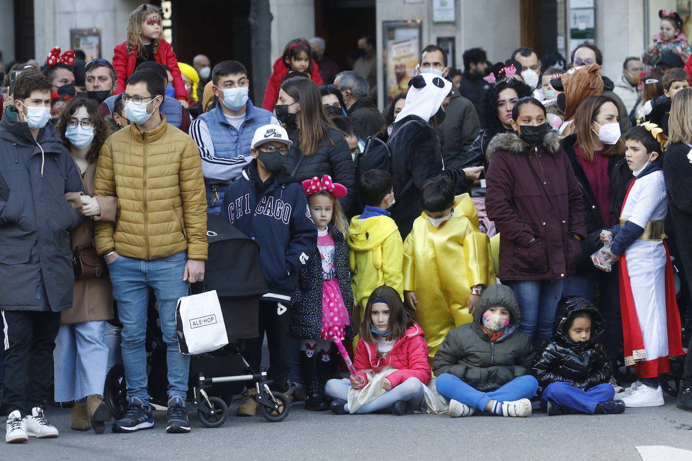 El Antroxu de Oviedo se ha vuelto a hacer de rogar pero, como todos los años, la espera ha merecido la pena. Las calles de la capital asturiana se han teñido de colores para recibir a superhéroes, villanos piratas, payasos, animales de todo tipo... un sinfín de originales disfraces que han hecho las delicias de pequeños y mayores que llevaban mucho tiempo esperando para celebrar un carnaval que la pandemia les arrebató 